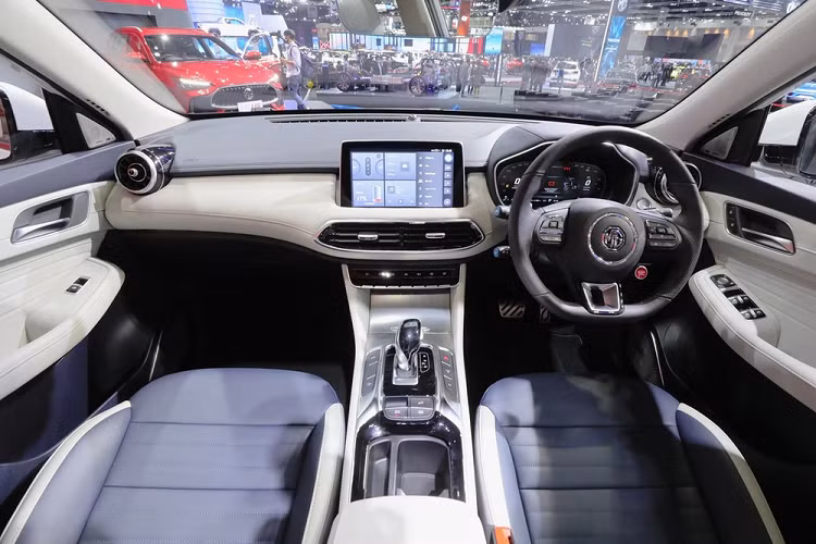 Chưa hết, mẫu SUV cỡ C này còn có đồng hồ kỹ thuật số với màn hình LCD 7 inch hoặc 12 inch tùy theo phiên bản, hệ thống định vị với công nghệ thực tế ảo, hệ thống điều hòa tự động 2 vùng độc lập có lọc bụi mịn PM 2.5, gương chiếu hậu chống chói, cửa sổ trời toàn cảnh Panorama, hệ thống đèn viền nội thất, nút bấm khởi động máy và mở cửa không cần chìa khóa.