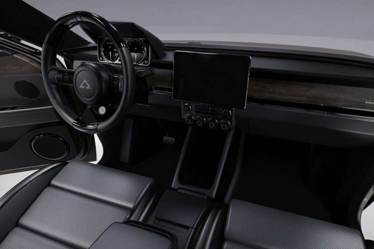 Hơn nữa, Alpha Motors cũng tuyên bố Saga Estate sẽ có tổng thể tích chứa hàng ở cốp trước và không gian phía sau là 991,1 lít, lớn hơn đáng kể so với 566,3 lít ở xe sedan tiêu chuẩn. Phần còn lại của nội thất sẽ trang bị một cụm đồng hồ kỹ thuật số và màn hình thông tin giải trí tân tiến. Hệ thống điều khiển điều hòa nhiệt độ là các núm vặn kiểu truyền thống.