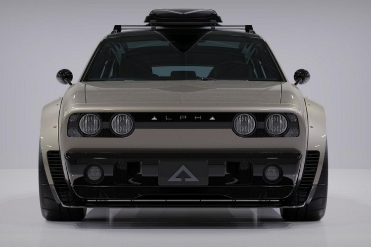 Cụ thể, Alpha Saga Estate hoàn toàn mới lấy mẫu sedan tiêu chuẩn và rồi kéo dài phần nóc. Tuy nhiên, nó trông vẫn rất phong cách bởi Alpha áp dụng thiết kế cửa sổ toàn cảnh lớn và cửa hậu kiểu hatchback có độ dốc cao. Kết quả có được là một mẫu wagon kiểu cổ điển, bắt mắt với thân vỏ bằng nhôm trọng lượng nhẹ, đèn LED, vòm bánh xe lớn, tay nắm cửa ẩn, và bộ la-zăng kích cỡ 17 – 20 inch. Trong những hình ảnh kết xuất máy tính, ta thấy trên nóc còn có giá đỡ một chiếc ván lướt sóng.