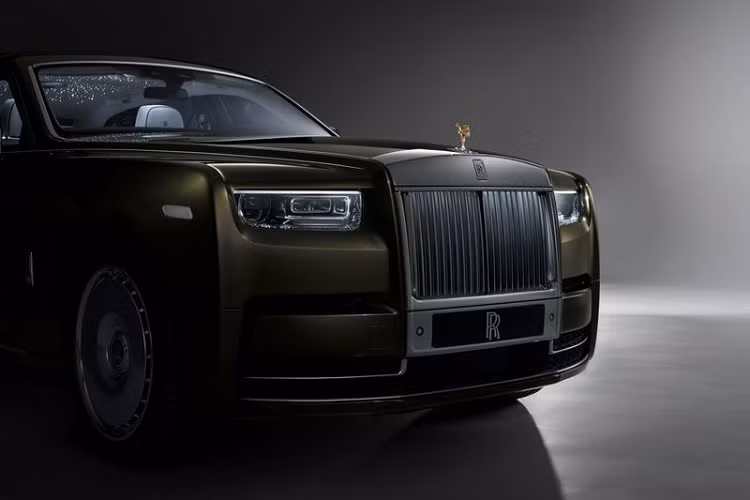 Trong cuộc phỏng vấn với báo giới, Torsten Muller Otvos – CEO của Rolls-Royce Motor cho rằng: “Khách hàng cần phải cảm thấy Phantom hoàn hảo và chúng tôi luôn tin rằng chiếc xe cần thêm những cải tiến để trở nên hoàn hảo tuyệt đối. Những thay đổi tinh tế mà chúng tôi đã thực hiện cho Rolls-Royce Phantom Series II 2022 mới đều đã được cân nhắc và thực hiện một cách tỉ mỉ như phương châm của người sáng lập Rolls-Royce - Henry Royce đó là: "Những điều nhỏ nhặt tạo nên sự hoàn hảo, nhưng sự hoàn hảo không phải là điều nhỏ nhặt”.