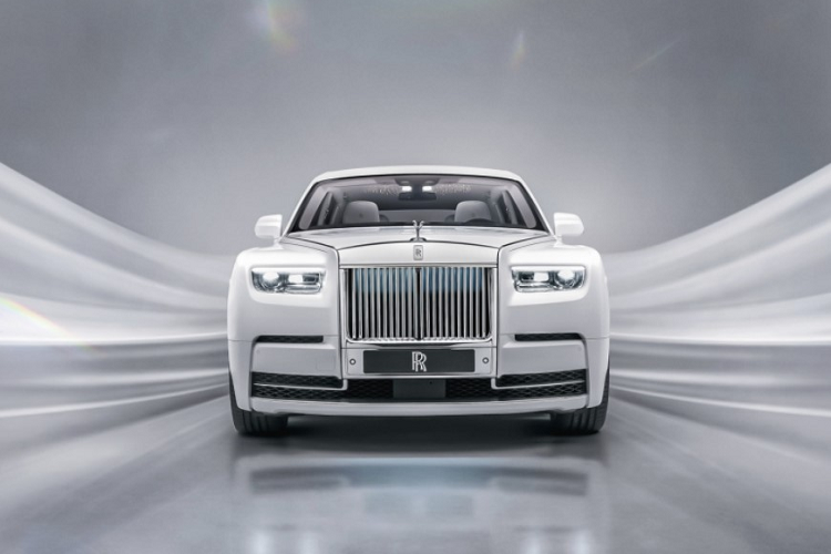 Trở lại thời gian cách đây 5 năm, Rolls-Royce Phantom siêu sang thế hệ thứ 8 ra mắt. Ngay tại thời điểm xuất hiện, mẫu xe này đã khiến giới mộ điệu trầm trồ bởi vẻ đẹp sang trọng và đẳng cấp tiệm cận sự hoàn hảo tuyệt đối. Tuy nhiên với Rolls-Royce, sự hoàn hảo chưa bao giờ là đủ và mới đây hãng xe nước Anh quyết định có thêm một số cập nhật và điều chỉnh nhỏ để làm chiếc xe tốt hơn nữa.