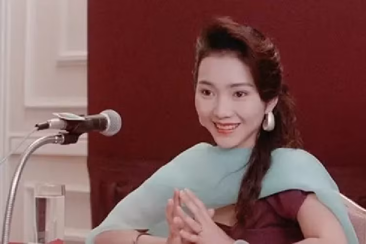 Nhan Thiên Vấn từng đóng phim 18 với mục đích để kiếm tiền chữa bệnh ung thư cho bố. Tuy nhiên, giai đoạn sau năm 2000, dòng phim nóng ở Hong Kong đã dần thoái trào nên tên tuổi cô không được nhiều người biết đến.