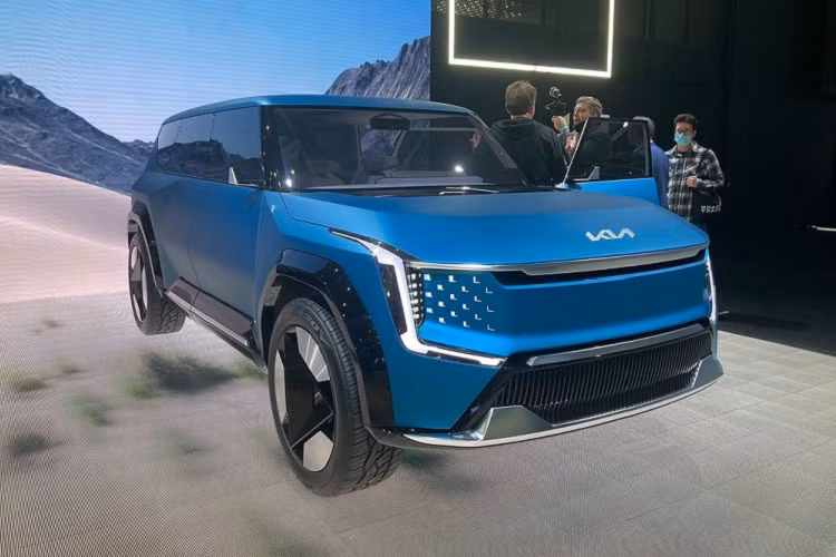 Tại triển lãm Ô tô Los Angeles 2021 diễn ra vào tháng 11 năm ngoái, hãng Kia đã mang mẫu xe concept hoàn toàn mới mang tên EV9 đến trưng bày. Đến hôm 3/3 vừa qua, trong sự kiện CEO Investor Day 2022, Kia EV90 2023 mới đã hé lộ thời điểm ra mắt thị trường. Theo đó, mẫu SUV chạy điện đầu bảng của hãng Kia sẽ được bán ra vào năm sau.