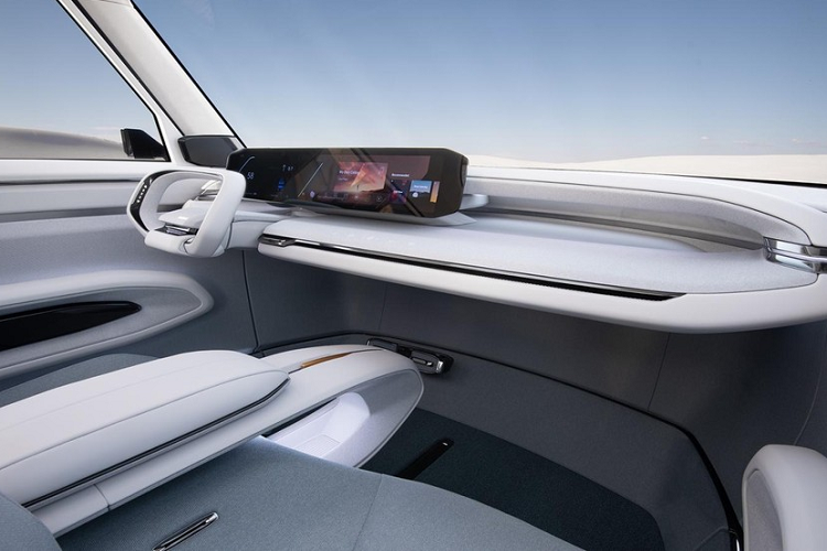 Hiện hãng Kia chưa công bố hình ảnh của EV9 phiên bản thương mại. Trong khi đó, ở phiên bản concept, mẫu xe này được trang bị đầu xe theo phong cách "mặt hổ" đặc trưng mới của hãng Kia, không có lưới tản nhiệt. Thay vào đó, xe chỉ có hốc gió trung tâm và các khe gió trên đầu xe. Nằm ở hai góc đầu xe là cụm đèn pha thiết kế dọc và đèn LED định vị ban ngày kéo dài từ nắp ca-pô xuống hốc gió trung tâm. Nằm bên cạnh đèn pha là đèn chờ dẫn đường có thể sáng tuần tự.