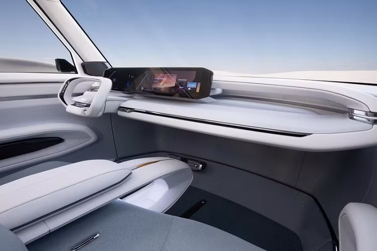 Hiện hãng Kia chưa công bố hình ảnh của EV9 phiên bản thương mại. Trong khi đó, ở phiên bản concept, mẫu xe này được trang bị đầu xe theo phong cách "mặt hổ" đặc trưng mới của hãng Kia, không có lưới tản nhiệt. Thay vào đó, xe chỉ có hốc gió trung tâm và các khe gió trên đầu xe. Nằm ở hai góc đầu xe là cụm đèn pha thiết kế dọc và đèn LED định vị ban ngày kéo dài từ nắp ca-pô xuống hốc gió trung tâm. Nằm bên cạnh đèn pha là đèn chờ dẫn đường có thể sáng tuần tự.