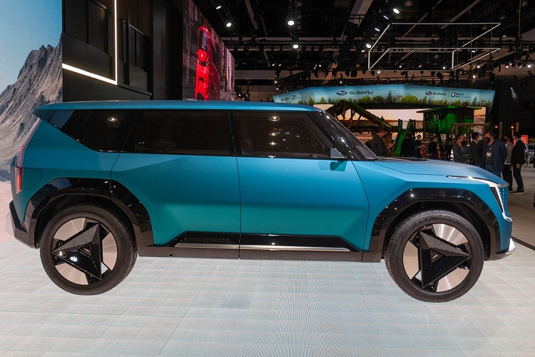 Ngoài ra, Kia EV9 - đối thủ tiềm năng của VinFast VF9 tại Mỹ - còn có tính năng cập nhật phần mềm qua WiFi và dịch vụ mua phần mềm theo nhu cầu. Đây là dịch vụ cho phép người dùng mua những phần mềm mà mình muốn. Đến năm 2025, các tính năng kết nối này sẽ được áp dụng cho toàn bộ dòng sản phẩm của hãng Kia.