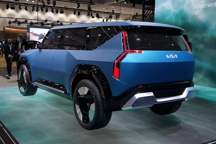 Bên trong Kia EV9 là không gian nội thất mang phong cách tối giản với vô lăng hình chữ nhật gây tranh cãi, màn hình 27 inch nằm độc lập trên mặt táp-lô và nóc bằng kính. Khi đang chạy trên đường, mẫu xe này sẽ áp dụng cấu hình nội thất truyền thống, tức là 3 hàng ghế quay về phía trước.