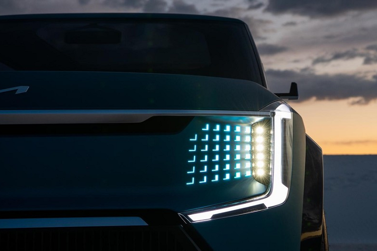 Chưa hết, EV9 còn là mẫu xe đầu tiên của Kia được trang bị công nghệ lái bán tự động AutoMode. Công nghệ này bao gồm hệ thống hỗ trợ lái trên cao tốc, mang đến khả năng tự lái cấp độ 3 cho xe. Hệ thống sẽ tiếp tục được nâng cấp trong tương lai và dần trở thành công nghệ lái tự động hoàn toàn. Vào năm 2026, các mẫu xe Kia ở những thị trường lớn đều sẽ được trang bị công nghệ AutoMode giống EV9.