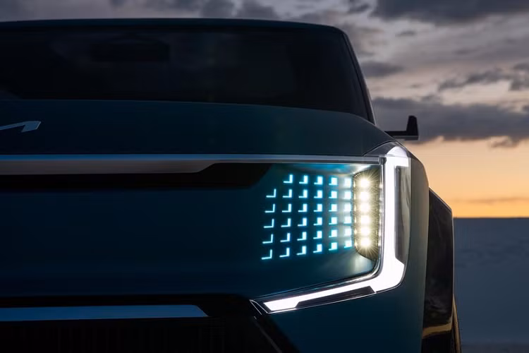 Chưa hết, EV9 còn là mẫu xe đầu tiên của Kia được trang bị công nghệ lái bán tự động AutoMode. Công nghệ này bao gồm hệ thống hỗ trợ lái trên cao tốc, mang đến khả năng tự lái cấp độ 3 cho xe. Hệ thống sẽ tiếp tục được nâng cấp trong tương lai và dần trở thành công nghệ lái tự động hoàn toàn. Vào năm 2026, các mẫu xe Kia ở những thị trường lớn đều sẽ được trang bị công nghệ AutoMode giống EV9.