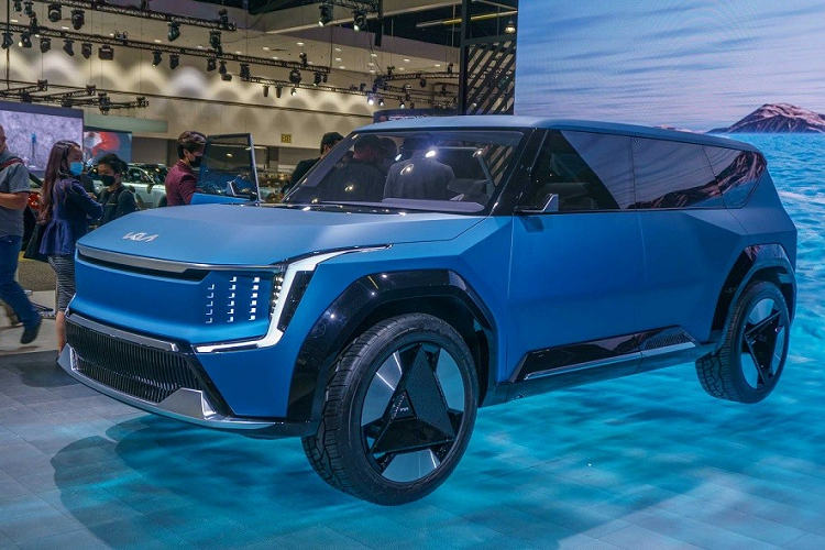 Theo hãng Kia, mẫu SUV Kia EV9 chạy điện cỡ sở hữu chiều dài gần 5 m này có thể tăng tốc từ 0-100 km/h trong thời gian chỉ 5 giây và chạy được khoảng 540 km sau khi sạc đầy pin. Với hệ thống sạc nhanh 350 kW, người dùng chỉ cần chờ khoảng 6 phút là có thể đi thêm được 100 km nữa.