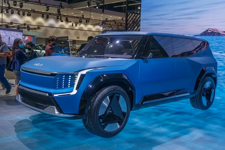 Theo hãng Kia, mẫu SUV Kia EV9 chạy điện cỡ sở hữu chiều dài gần 5 m này có thể tăng tốc từ 0-100 km/h trong thời gian chỉ 5 giây và chạy được khoảng 540 km sau khi sạc đầy pin. Với hệ thống sạc nhanh 350 kW, người dùng chỉ cần chờ khoảng 6 phút là có thể đi thêm được 100 km nữa.