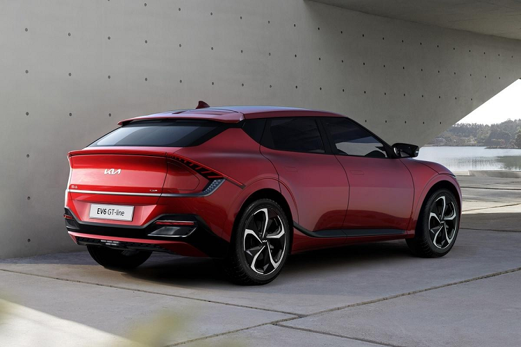 Tương tự trước đây, Kia EV6 2023 mới tiếp tục được chia thành 2 phiên bản là phạm vi di chuyển ngắn Standard Range và dài Long Range. Phiên bản Standard Range được chia thành 3 bản trang bị mang tên Light, Air và Earth. Trong khi đó, phiên bản Long Range có thêm bản trang bị GT-Line.