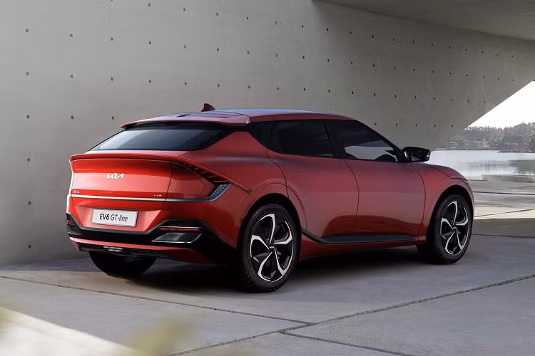 Tương tự trước đây, Kia EV6 2023 mới tiếp tục được chia thành 2 phiên bản là phạm vi di chuyển ngắn Standard Range và dài Long Range. Phiên bản Standard Range được chia thành 3 bản trang bị mang tên Light, Air và Earth. Trong khi đó, phiên bản Long Range có thêm bản trang bị GT-Line.