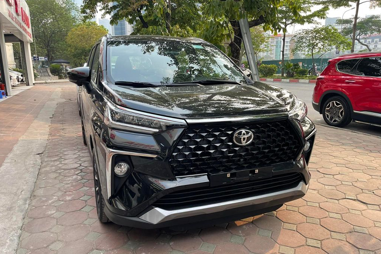 Toyota Veloz Cross 2022 tại Việt Nam còn sở hữu gói công nghệ an toàn Toyota Safety Sense với cảnh báo tiền va chạm PCS, cảnh báo lệch làn đường LDA, đèn chiếu xa tự động AHB, kiểm soát vận hành chân ga PMC, cảnh báo phương tiện phía trước khởi hành FDA. Xe cũng được trang bị hệ thống cảnh báo điểm mù BSM, cảnh báo phương tiện cắt ngang phía sau RCTA, camera 360 độ và 6 túi khí.