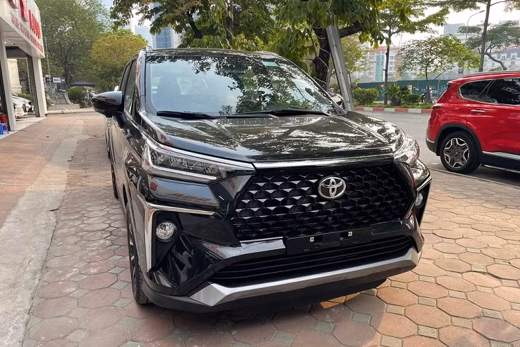 Toyota Veloz Cross 2022 tại Việt Nam còn sở hữu gói công nghệ an toàn Toyota Safety Sense với cảnh báo tiền va chạm PCS, cảnh báo lệch làn đường LDA, đèn chiếu xa tự động AHB, kiểm soát vận hành chân ga PMC, cảnh báo phương tiện phía trước khởi hành FDA. Xe cũng được trang bị hệ thống cảnh báo điểm mù BSM, cảnh báo phương tiện cắt ngang phía sau RCTA, camera 360 độ và 6 túi khí.