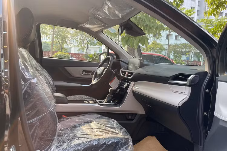 Lý do khiến khách hàng "mê mệt" Veloz Cross là vì mẫu MPV này được trang bị khá tốt với hệ thống chiếu sáng LED, mâm hợp kim 17 inch, màn hình đa thông tin 7 inch sau vô lăng, màn hình giải trí 9 inch có kết nối Apple CarPlay/Android Auto, phanh tay điện tử tích hợp giữ phanh tự động, điều hòa tự động, sạc điện thoại không dây chuẩn Qi.