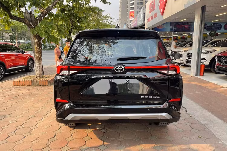 Trong trường hợp có xe trước thời điểm tăng giá 1/8 thì vẫn sẽ tính theo giá bán hiện tại. Còn sau 1/8 sẽ chốt theo giá bán mới. Chính vì vậy, đã có không ít khách hàng quyết định hủy cọc để mua xe khác. Trong phân khúc, Toyota Veloz Cross có một đối thủ lớn là Mitsubishi Xpander Cross hiện có giá 688 triệu đồng.