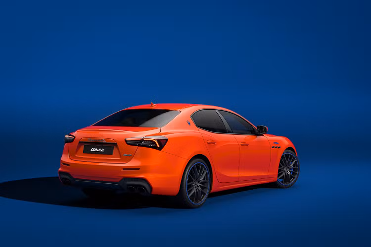 Hai phiên bản còn lại đều có màu Grigio Lamiera (xám) và kết hợp với bánh xe hoàn thiện với màu sơn bóng và các chi tiết màu xanh được đổi thành màu cam.