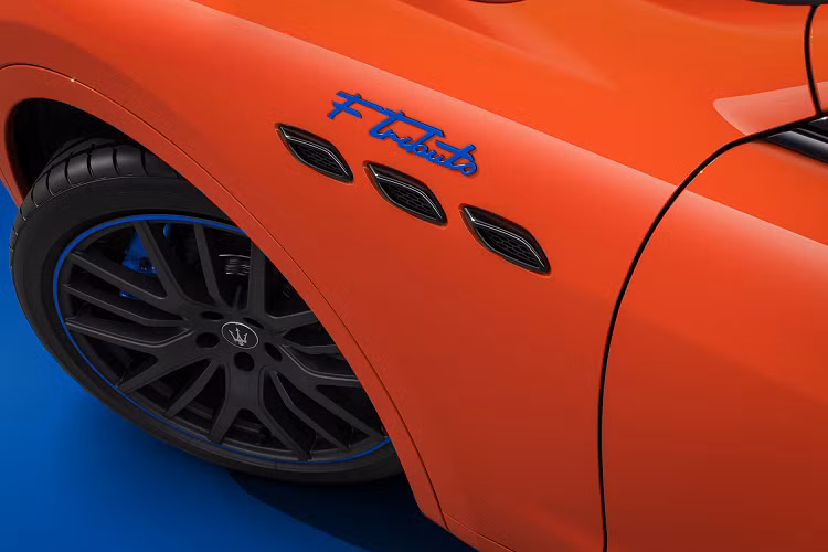 Bộ phiên bản đặc biệt này bao gồm một chiếc Levante F Tributo trong Arancio Devil (màu cam) và mẫu xe này được trang bị bánh xe Antea 21 inch, trong khi Ghibli cùng màu có bánh xe Titano 21 inch, cả hai bộ mâm đều được phủ Grigio Opaco với các chi tiết màu xanh lam.