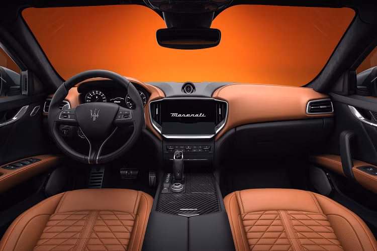 Cả hai phối màu đều được kết hợp với sự lựa chọn của da nguyên tấm màu đen hoặc cam sặc sỡ và được bổ sung bởi các đường khâu màu cam và xanh coban.