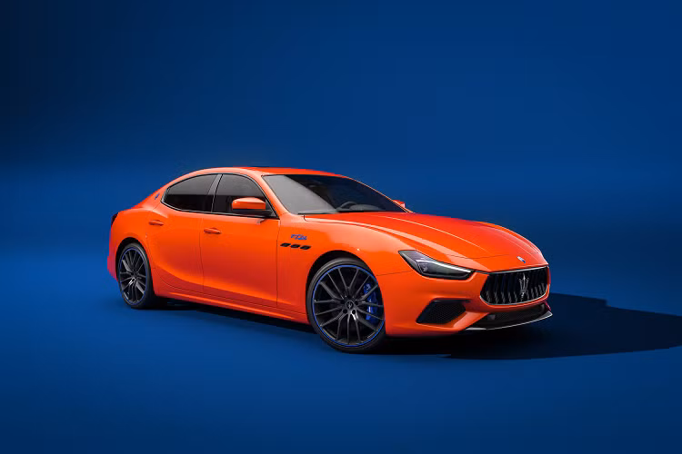 De Filippis bắt đầu sự nghiệp đua xe của mình khi lái chiếc Fiat 500 “Topolino” vào cuối những năm 1940, giành chiến thắng trong cuộc đua đầu tiên và lọt vào mắt xanh của Maserati và thương hiệu đã đăng ký cho cô tham gia các cuộc đua xe và các sự kiện hillclimb, bao gồm cả Targa Florio, nơi cô đã về đích với thứ hạng thứ 9 về tổng thể và thứ 4 trong phân hạng cùng chiếc xe đua Maserati A6GCS.