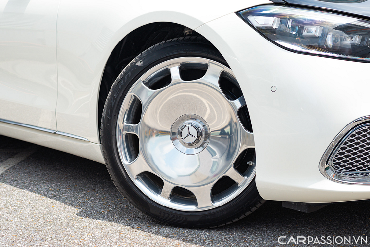 Bộ mâm nguyên bản có kích thước 19 inch đã được thay bằng loại 20 inch của phiên bản Maybach thế hệ trước. Phía sau, xe được nâng cấp hệ thống ống xả đơn chia làm 2 tầng đặt đối xứng hai bên. Đuôi và hông xe đều được gắn thêm logo Maybach.