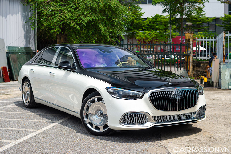 Phần đầu xe của chiếc Mercedes-Benz S450 L lột xác hoàn toàn nhờ được thay thế cản trước, lưới tản nhiệt và logo theo phong cách Maybach. Hệ thống đèn pha vẫn là loại LED Multibeam.