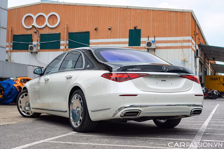 Chiếc Mercedes-Benz S450 L 2022 hạng sang này đã được nâng cấp bodykit của phiên bản Maybach chính hãng cùng ngoại thất sơn 2 màu trắng/đen. Xe đang được chào bán với mức giá hơn 6 tỷ đồng. Phiên bản S450 L có mức giá niêm yết chính hãng là 5,199 tỷ đồng cho phiên bản nhập nguyên chiếc từ Đức.