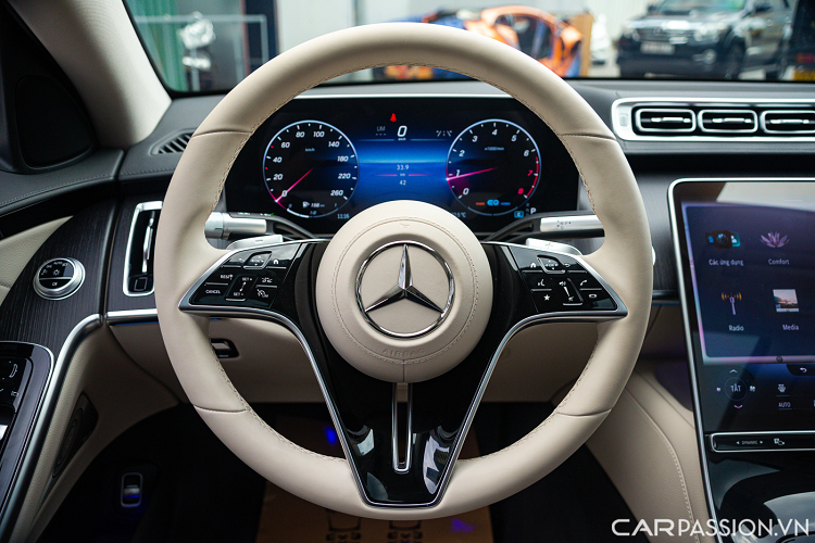 Phía sau vô lăng là màn hình 12,3 inch để hiển thị các thông số của xe mà người dùng có thể thay đổi giao diện tùy thuộc vào sở thích. Công tắc bật/tắt đèn pha được đặt ở trên cửa xe thay vì ở bảng táp-lô hay cần gạt sau vô-lăng như nhiều mẫu xe hiện nay.