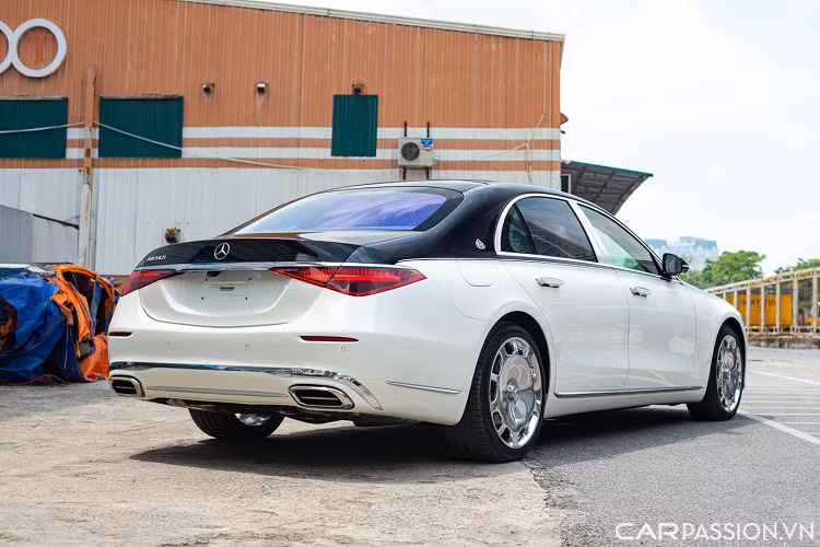 Bước vào bên trong, nội thất của chiếc xe không có thay đổi gì nhiều. Vì mới chỉ lăn bánh 42 km nên phần nội thất được đánh giá là ‘như mới xuất xưởng’.