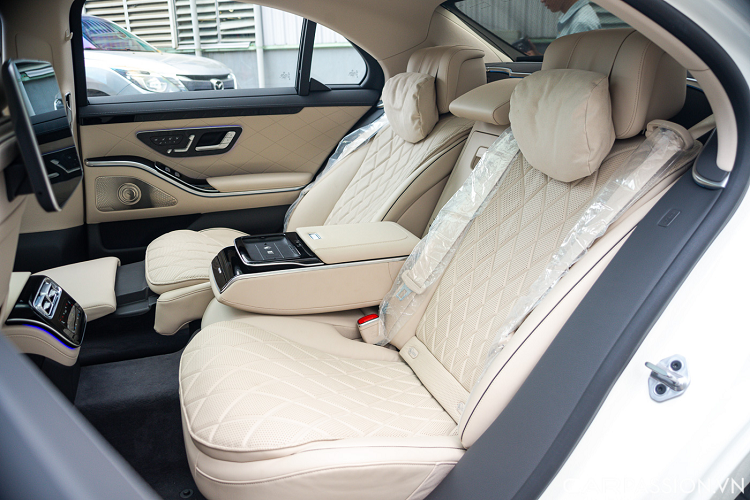 Toàn bộ hệ thống ghế ngồi được bọc da Nappa có đường chỉ khâu hình quả trám. Đặc biệt, S450 sở hữu phần ghế sau ông chủ bên tích hợp sưởi, làm mát, massage bắp chân, rèm che nắng chỉnh điện...