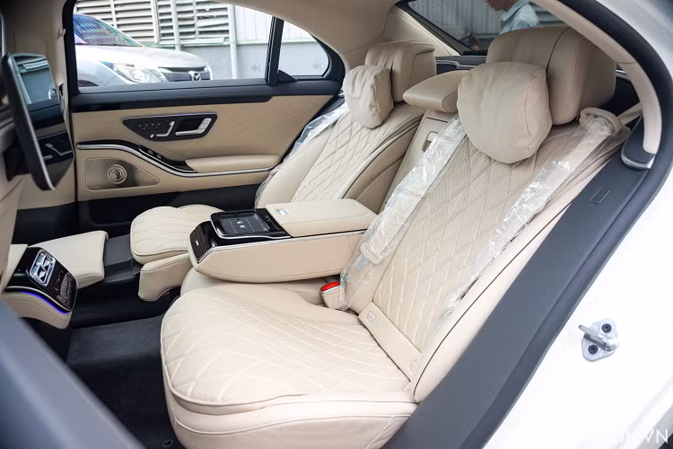 Toàn bộ hệ thống ghế ngồi được bọc da Nappa có đường chỉ khâu hình quả trám. Đặc biệt, S450 sở hữu phần ghế sau ông chủ bên tích hợp sưởi, làm mát, massage bắp chân, rèm che nắng chỉnh điện...