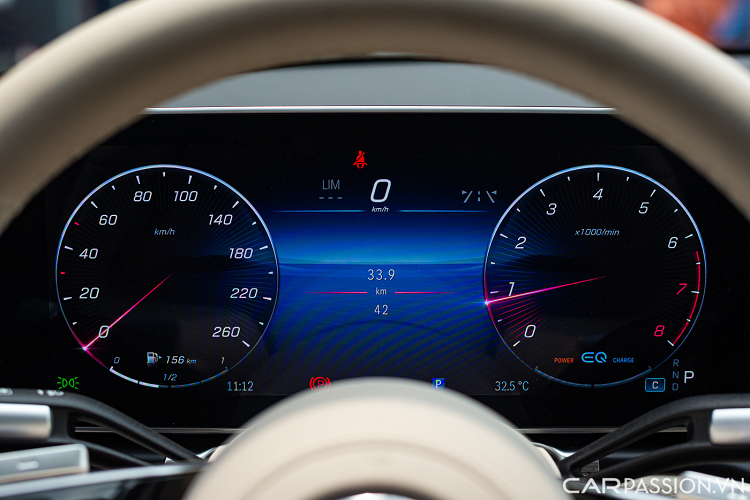 Một màn hình trung tâm lớn kích thước 12,8 inch tích hợp tất cả các trang bị tiện ích cho xe. Mercedes-Benz S450 L cũng có khả năng kết nối Apple Carplay và Android Auto không dây. Hệ thống âm thanh là loại Burmester. Hàng ghế thứ hai cũng được trang bị 2 màn hình đặt tại tựa đầu hàng ghế phía trước giúp điều chỉnh chế độ massage cùng hệ thống giải trí.