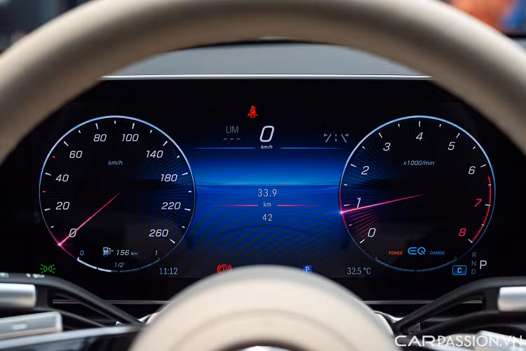 Một màn hình trung tâm lớn kích thước 12,8 inch tích hợp tất cả các trang bị tiện ích cho xe. Mercedes-Benz S450 L cũng có khả năng kết nối Apple Carplay và Android Auto không dây. Hệ thống âm thanh là loại Burmester. Hàng ghế thứ hai cũng được trang bị 2 màn hình đặt tại tựa đầu hàng ghế phía trước giúp điều chỉnh chế độ massage cùng hệ thống giải trí.