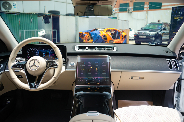 Vô-lăng kiểu mới sang và hiện đại hơn, được bọc da Nappa tích hợp các phím bấm media, đàm thoại rảnh tay, ga tự động thích ứng.