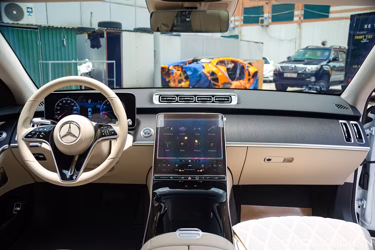 Vô-lăng kiểu mới sang và hiện đại hơn, được bọc da Nappa tích hợp các phím bấm media, đàm thoại rảnh tay, ga tự động thích ứng.