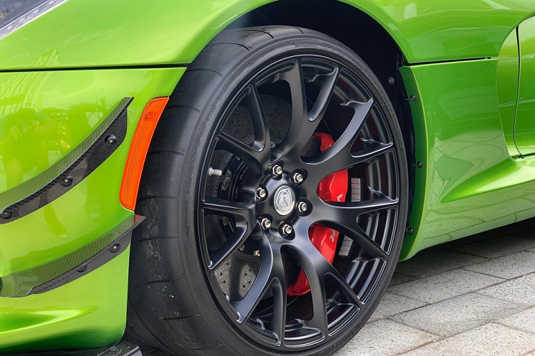 Bên cạnh màu sơn rắn xanh, ngoại thất của xe còn gây ấn tượng bởi họa tiết da rắn chạy dọc chính giữa xe, từ đầu tới đuôi. Xen kẽ vào đó là những chi tiết làm bằng sợi carbon như khe gió trên nắp ca-pô và cánh gió ở hai bên đầu xe.