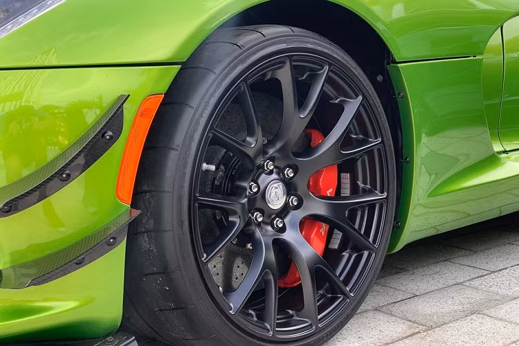 Bên cạnh màu sơn rắn xanh, ngoại thất của xe còn gây ấn tượng bởi họa tiết da rắn chạy dọc chính giữa xe, từ đầu tới đuôi. Xen kẽ vào đó là những chi tiết làm bằng sợi carbon như khe gió trên nắp ca-pô và cánh gió ở hai bên đầu xe.