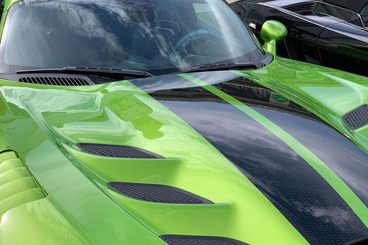 Tuy nhiên, vào hồi tháng 10 vừa qua, chiếc Dodge Viper ACR độc nhất Việt Nam này bất ngờ xuất hiện ở một showroom lớn tại Hà Nội để chờ khách mới với mức giá chào bán lên đến 20 tỷ đồng. Đặc biệt hơn, Dodge Viper ACR này còn thuộc bản Snakeskin ACR Edition, chỉ được sản xuất 31 chiếc trên toàn thế giới.