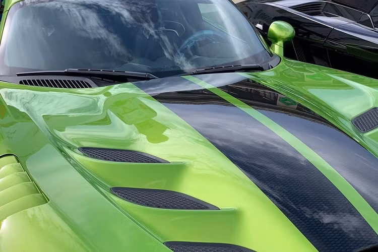 Tuy nhiên, vào hồi tháng 10 vừa qua, chiếc Dodge Viper ACR độc nhất Việt Nam này bất ngờ xuất hiện ở một showroom lớn tại Hà Nội để chờ khách mới với mức giá chào bán lên đến 20 tỷ đồng. Đặc biệt hơn, Dodge Viper ACR này còn thuộc bản Snakeskin ACR Edition, chỉ được sản xuất 31 chiếc trên toàn thế giới.