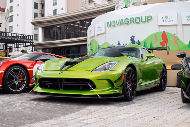 Là mẫu xe hiệu suất cao nên Dodge Viper ACR có thiết kế khí động học cực kỳ tinh vi. Phía đuôi xe là một cánh gió khổng lồ mang tính biểu tượng trong khi hai bên sườn là các hốc gió lớn. Cộng thêm với các chi tiết khí động học của gói ngoại thất Extreme Aero, lực nén thân xe của Dodge Viper ACR có thể lên tới 1 tấn ở tốc độ tối đa.