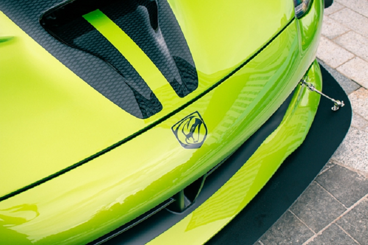 Chưa hết, Dodge Viper ACR còn được trang bị vành la-zăng Mopar ACR Venom 7 chấu với thiết kế nan hình lưỡi rắn và siêu nhẹ. Kích thước của la-zăng là 19 inch, sơn màu đen mờ hầm hố, đi kèm với bộ lốp Kumho Ecsta V720 ACR dành riêng cho xe. Bên trong là cùm phanh Brembo Carbon Ceramic Matrix màu đỏ nổi bật với kích thước cực lớn.