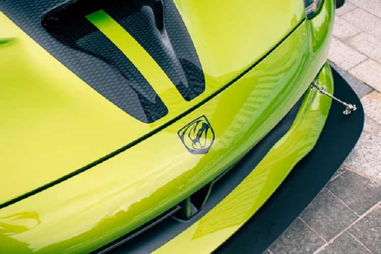 Chưa hết, Dodge Viper ACR còn được trang bị vành la-zăng Mopar ACR Venom 7 chấu với thiết kế nan hình lưỡi rắn và siêu nhẹ. Kích thước của la-zăng là 19 inch, sơn màu đen mờ hầm hố, đi kèm với bộ lốp Kumho Ecsta V720 ACR dành riêng cho xe. Bên trong là cùm phanh Brembo Carbon Ceramic Matrix màu đỏ nổi bật với kích thước cực lớn.