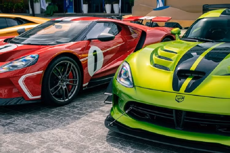 Trước Dodge Viper ACR “rắn xanh”, đã có một chiếc khác nhưng sơn màu đỏ được nhập về Việt Nam. Hiện tại, chiếc Dodge Viper ACR màu đỏ này đang thuộc về một đại gia ở Quảng Ninh. Hiện giá xe Dodge SRT Viper ACR độc nhất tại Việt Nam được đồn rao bán khoảng hơn 20 tỷ.