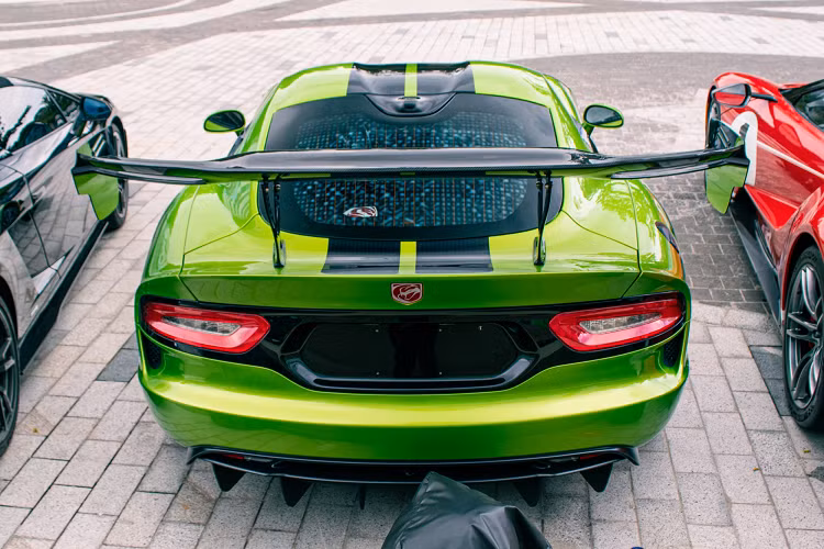 Dodge Viper ACR còn được trang bị hộp số sàn 6 cấp Tremec TR6060 với nhiều cải tiến về tỷ số truyền động cũng như độ cứng xoắn so với thế hệ trước. Khả năng tăng tốc của Dodge Viper ACR Snakeskin cực kỳ ấn tượng khi chỉ mất 3,5 giây để chạm mốc 100 km/h từ vị trí đứng yên và đạt tốc độ tối đa 332 km/h.