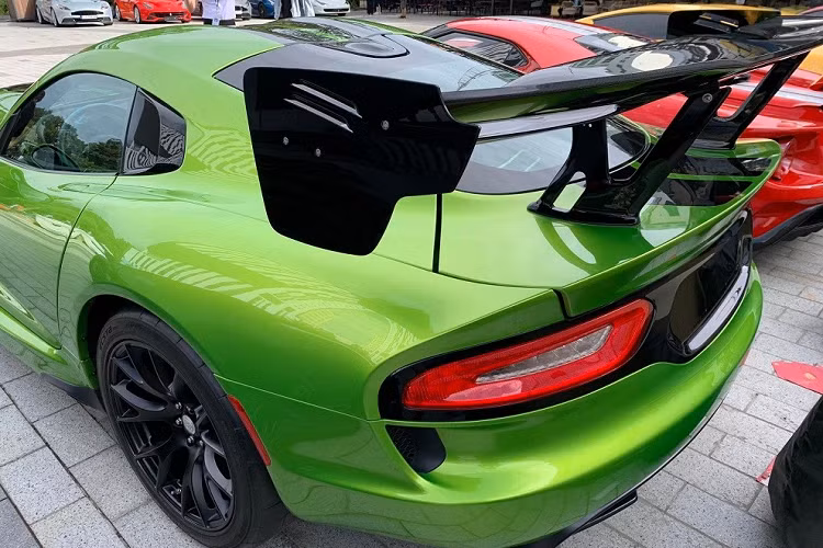 Bên cạnh đó, siêu xe này còn được trang bị gói ngoại thất tùy chọn Extreme Aero với các chi tiết có thể tháo rời như líp và vây gió cản trước, cánh gió đuôi xe, bộ khuếch tán gió sau hay khe gió trên nắp ca-pô. Riêng gói trang bị này đã có giá 6.900 USD (tương đương 171 triệu đồng, theo tỷ giá hiện tại).