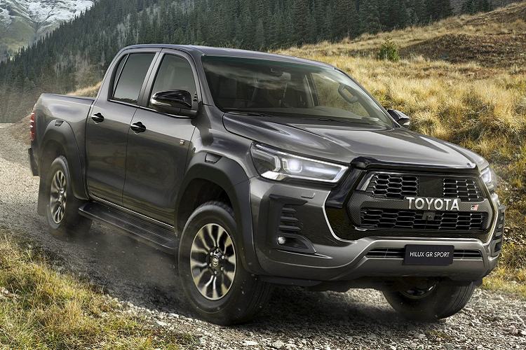 Hãng xe Nhật Bản vừa chính thức công bố mẫu bán tải Toyota Hilux bản GR Sport 2022 sẽ hiện diện tại châu Âu vào mùa hè tới. Mẫu xe mang sắc màu ngoại thất đen, khác với phiên bản ra mắt tại Thái Lan và Nhật Bản. Ngoài ra, phần chữ "Toyota" ở đầu xe được đặt trên thanh ngang có hoạ tiết vân carbon.