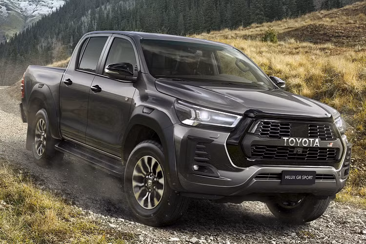 Hãng xe Nhật Bản vừa chính thức công bố mẫu bán tải Toyota Hilux bản GR Sport 2022 sẽ hiện diện tại châu Âu vào mùa hè tới. Mẫu xe mang sắc màu ngoại thất đen, khác với phiên bản ra mắt tại Thái Lan và Nhật Bản. Ngoài ra, phần chữ "Toyota" ở đầu xe được đặt trên thanh ngang có hoạ tiết vân carbon.
