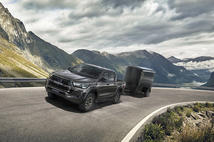 Dưới nắp capo là động cơ turbodiesel dung tích 2.8 lít công suất 201 mã lực, mô-men xoắn 500 Nm. Hộp số tự động 6 cấp cùng vi sai chống trượt giới hạn điện tử.