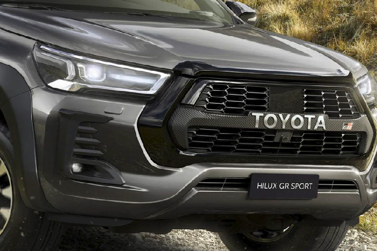 Toyota Hilux GR Sport 2022 mới dùng vành 17 inch đa chấu hai màu trong khi phiên bản tại Thái Lan và Nhật Bản có màu đen. Ngoài các yếu tố trang trí, nhà sản xuất tập trung vào vận hành ở Hilux GR Sport như hệ thống treo. Cụ thể, lò xo và bộ giảm chấn ở trục trước được nâng cấp giúp xe di chuyển ổn định trong các điều kiện khắc nghiệt. Xe vẫn dùng hệ thống treo dạng lá nhíp ở trục sau.